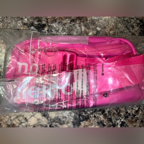 lululemon Everywhere Belt Bag 1L, Sonic Pink/White, NEW - Picture 3 of 6
